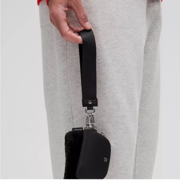 NWT Lululemon Dual Pouch Wristlet - Plush Fleece Black - Picture 4 of 6